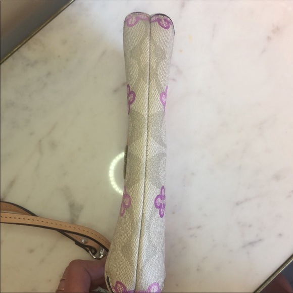 New with tags Coach Peyton Signature C medium wristlet - Picture 10 of 15